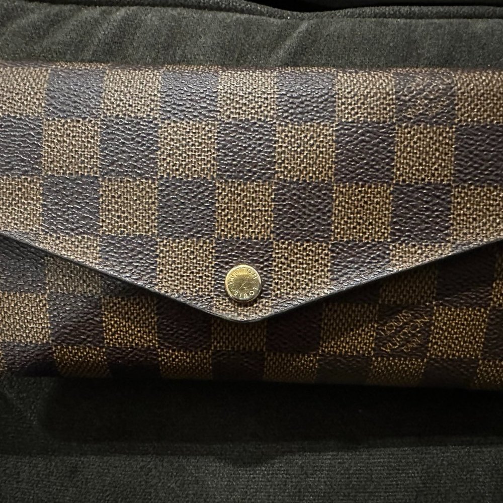 Authentic Louis Vuitton Sarah Damier Wallet